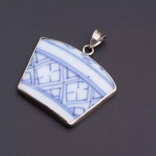 此枚瓷片为难得的瓷器标本,它的制做,绘画艺术水平较高,代表着晚清