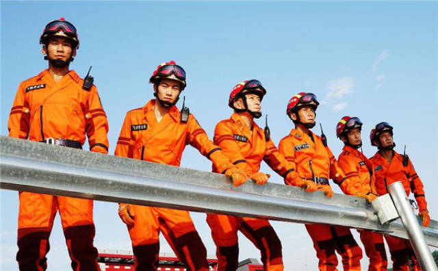 听上去就很热血,橙色的制服也很帅 !