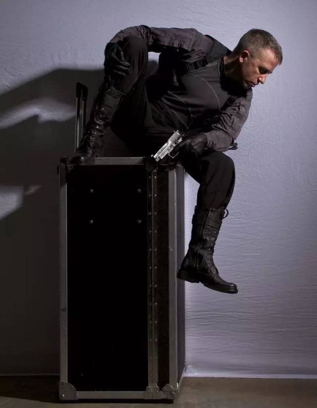 的是一个很可爱的大叔 拍的一组超级酷的 枪战参考 有长枪也有短枪