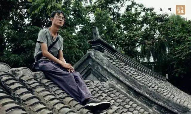 这个人,就是尧十三,比比划划用手拍着头发枯燥又泛黄的脑袋.