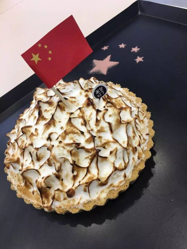 气氛的象征 在这个普天同庆的日子里 这个造型生动的五星红旗蛋糕卷