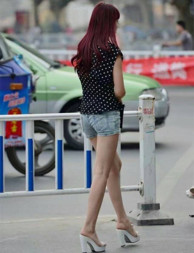 街拍,美女的背影,热裤长腿超性感