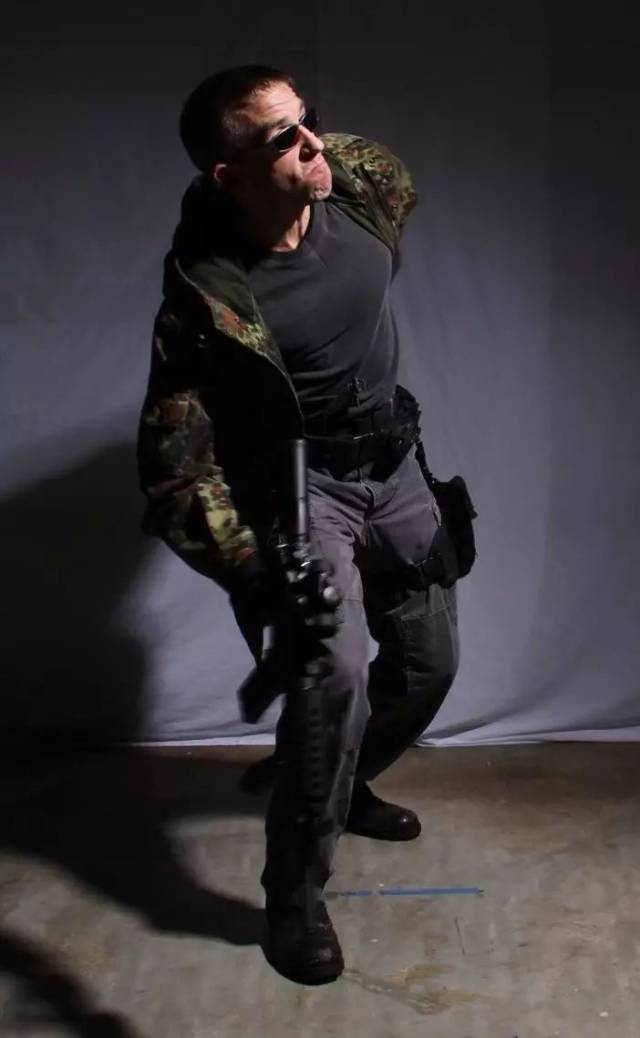 的是一个很可爱的大叔 拍的一组超级酷的 枪战参考 有长枪也有短枪