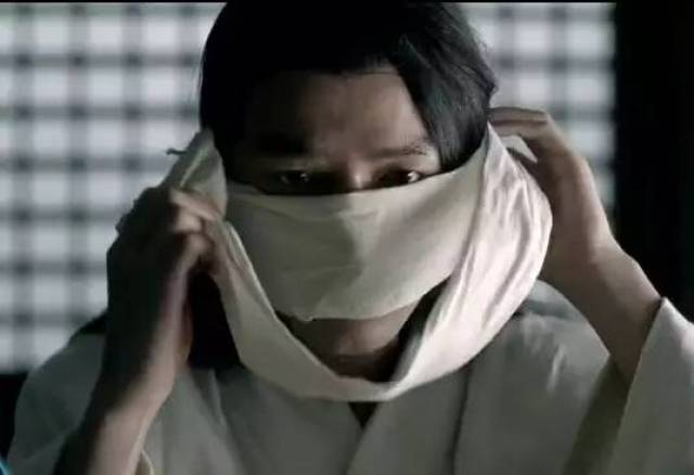 当年胡歌在戏里死里逃生,从"林殊"变成"梅长苏",而戏外他也真真切切的