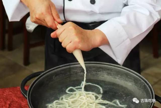 面条是由纯鱼肉做出的面条鱼面的意思是还有我们今天