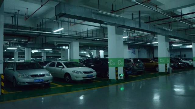 "地下停车场几乎都满了" 碧桂园·华府前,车位也是满满当当的 碧桂