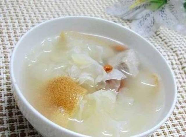 银耳雪梨炖瘦肉汤:养阴润肺,生津润肠,降火清心,适合咳嗽,心烦等症状.