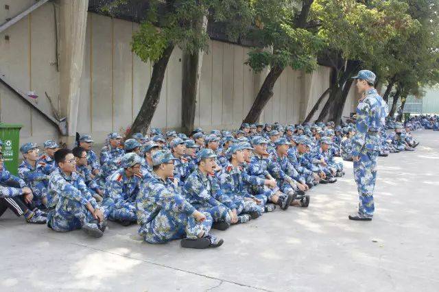 中国人民解放军31602是此次的承训部队,教官们将军训知识,技能,组织