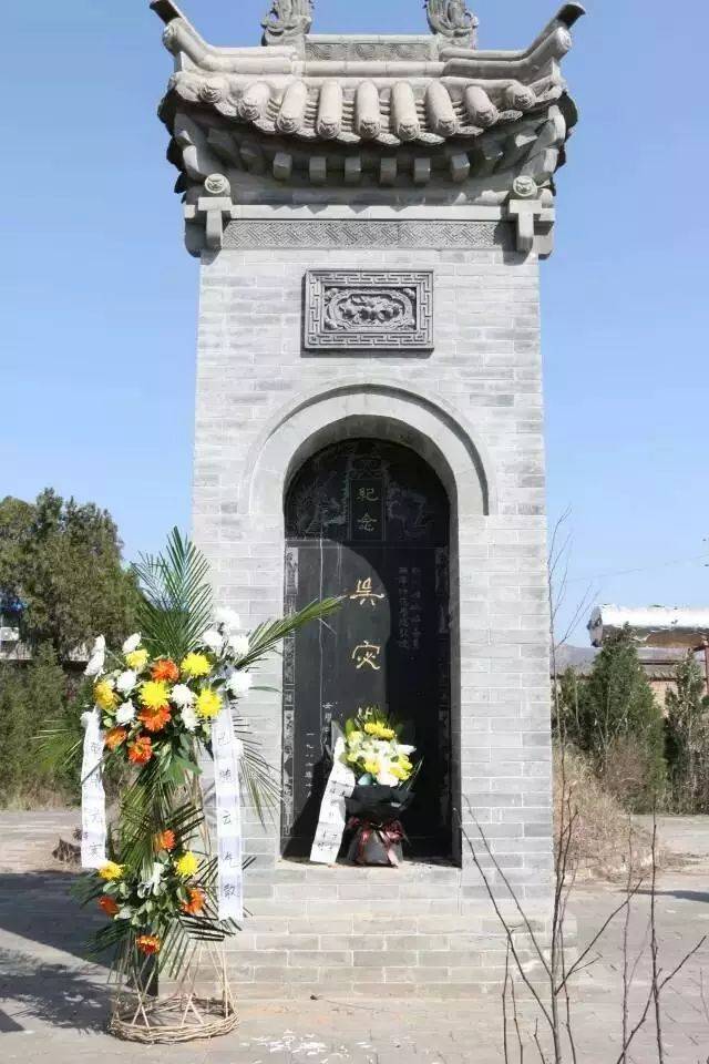 国学大师吴宓也葬在此陵园中,吴宓属吴门西院,为吴聘堂侄.