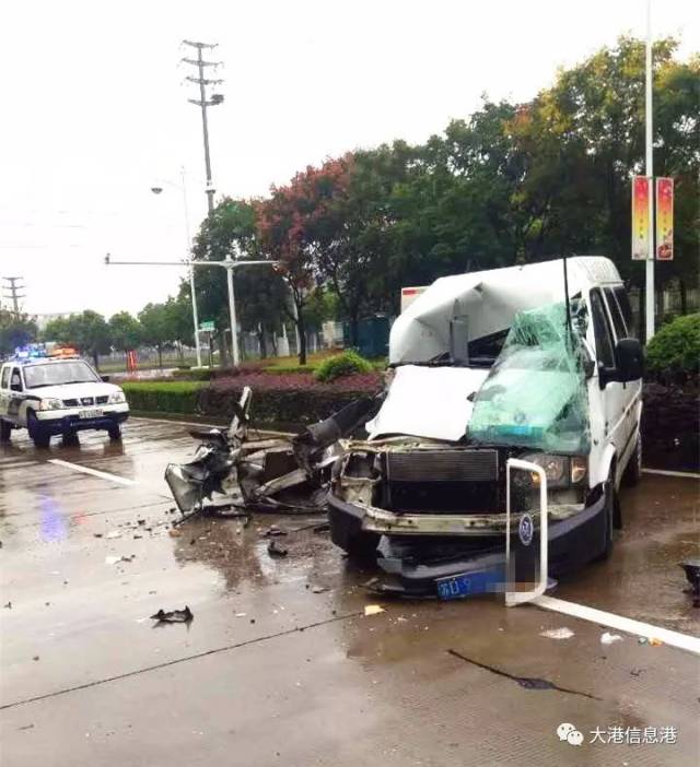 鎮江新區這個十字路口附近發生車禍,整個副駕駛室都撞散架了.