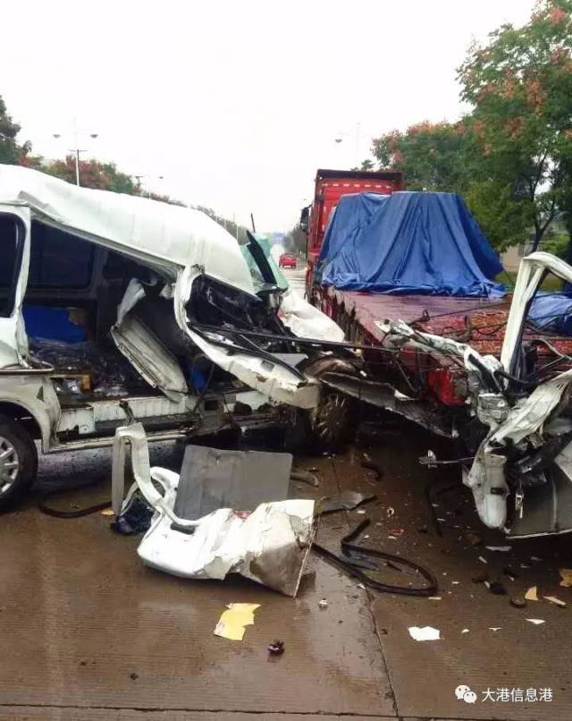镇江新区这个十字路口附近发生车祸,整个副驾驶室都撞散架了