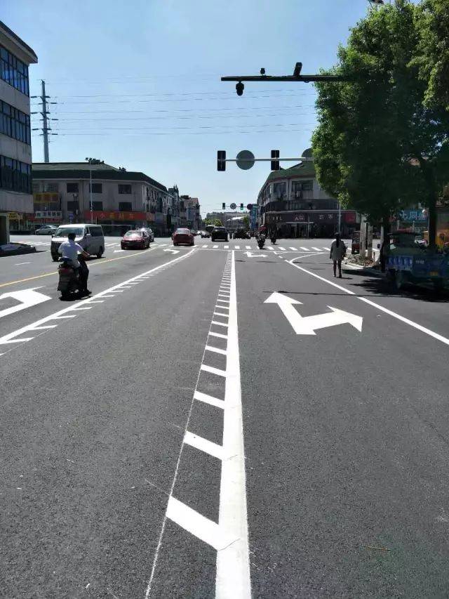 经开区这种带锯齿的车道别随便压,不然后果很严重.