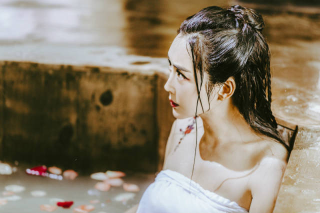 杜若溪"香艳"浴照曝光 严屹宽"腹黑"调侃吃醋