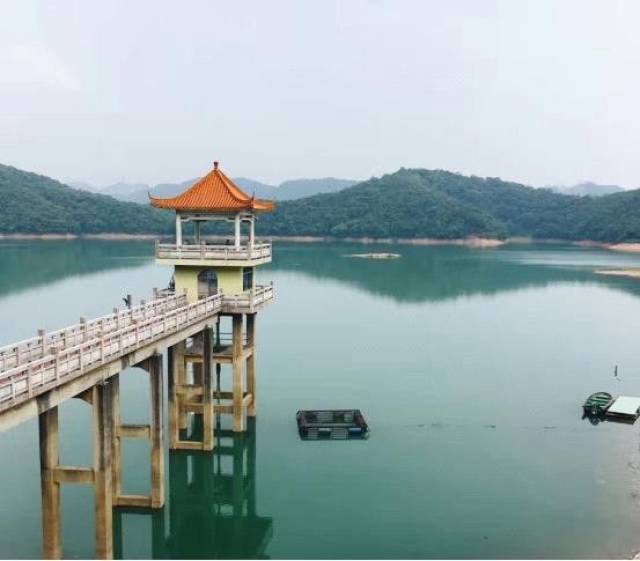 源潭镇是清远市清城区的一个"窗口"镇和中心镇,位于清远市的南端,南邻