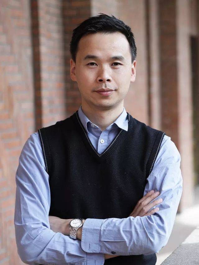 作者胡中华,原新东方20周年功勋教师,睿途教育创始人.