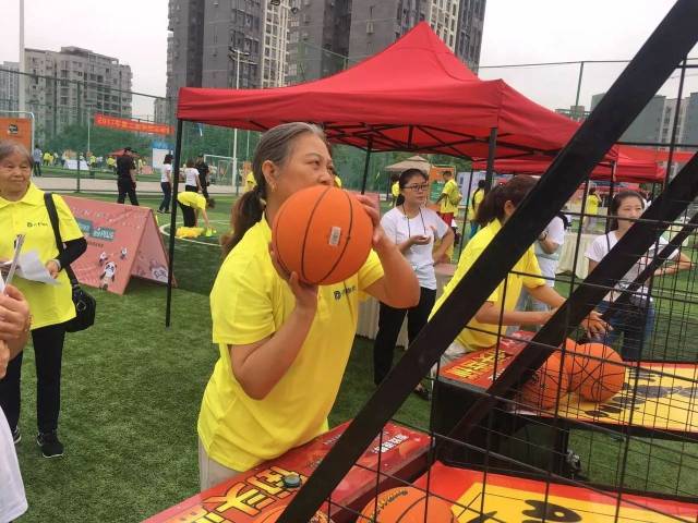抛绣球比赛环节中,叔叔阿姨们更是精神抖擞,奋力拼搏. 定点投篮