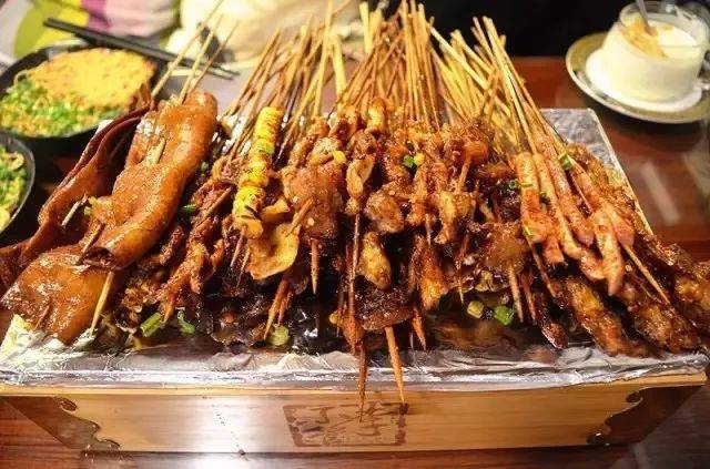 灯光微黄,照在小小的店面,只有烧烤的香气扑鼻.