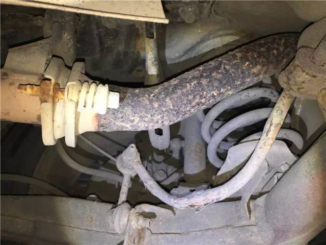 左前纵梁变形,腐蚀极为严重