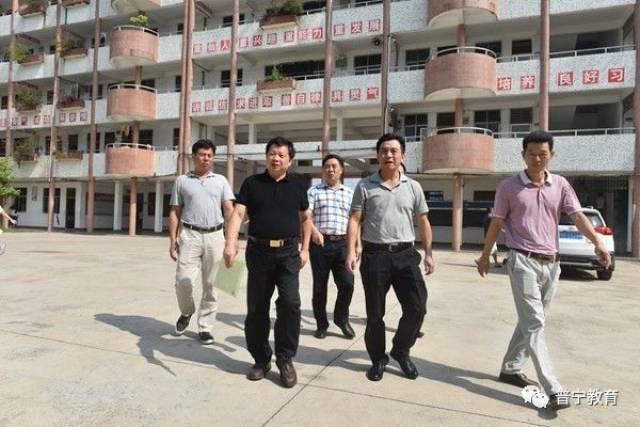 李悦双局长在桥柱中学