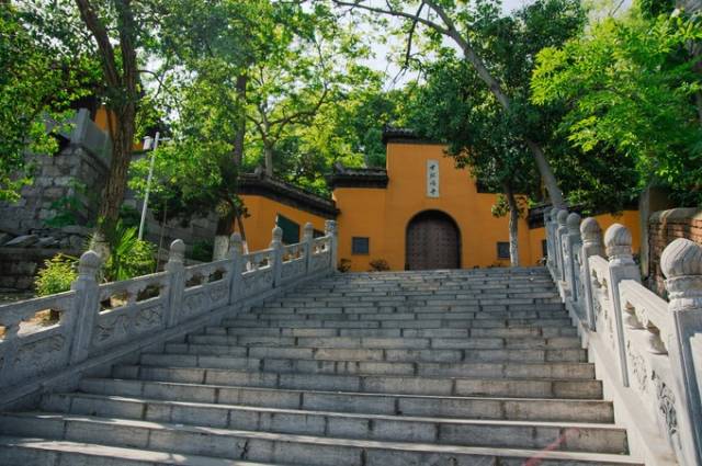 游南朝四百八十寺之首,吃一碗素斋,看看面前苍然蜿蜒着的台城