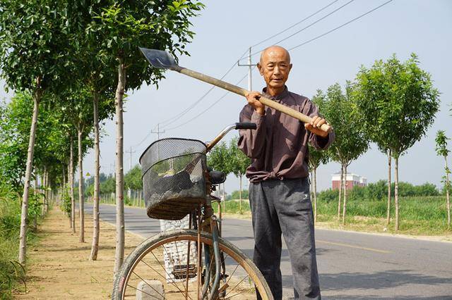 把护路当成自己的事业 李洪祥家一共6口人,他和老伴,儿子儿媳,孙子