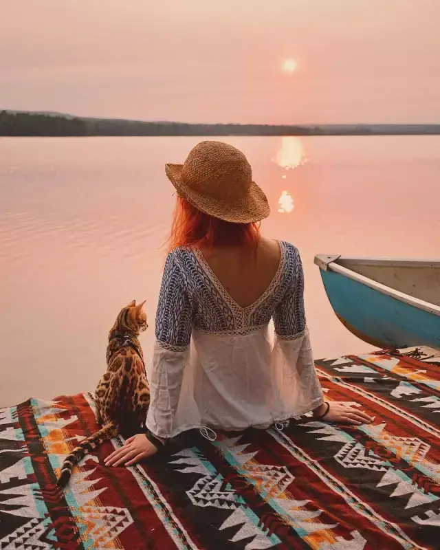 陪你看夕阳西下,岁月静好, 落日的映衬下suki和主人的背影, 也美成一