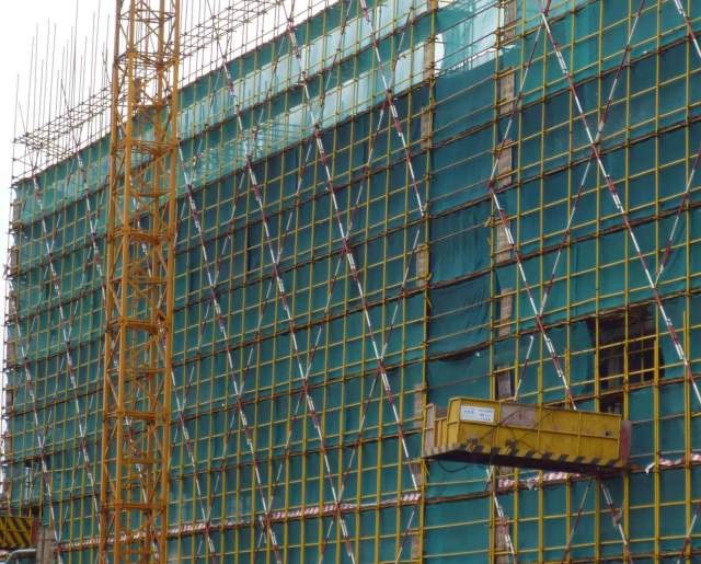 (1)风雨天气前检查脚手架,缆风绳等紧固性,及时做好腐蚀处理.