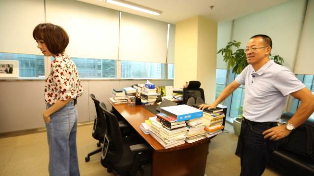 随后,俞敏洪带鲁豫参观了自己的办公室,鲁豫感叹这是见过董事长办公室