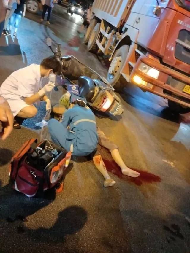 恭城十字街电动车遭大卡车碾压,一女子抢救无效死亡