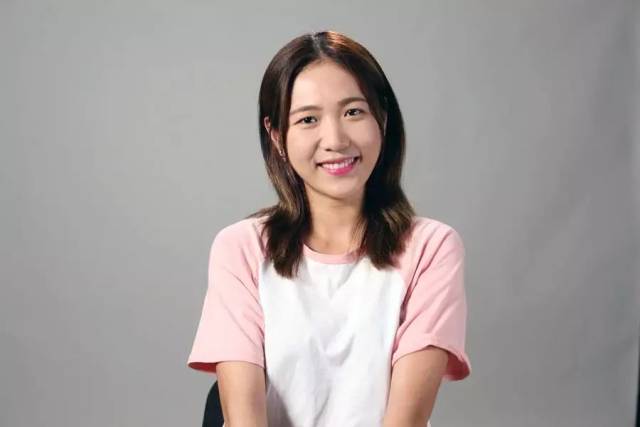 蕾欧娜是一个90后网络主播, 是大家心中的元气美少女.