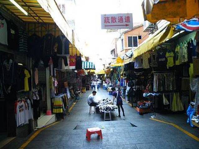 以前最开心就系放假去莞城 一到假期 总是人山人海 巡下"迈豪街(女人