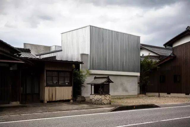 藏在日本庙宇间的卓然不群的现代极简日式建筑住宅,就像一栋美术馆