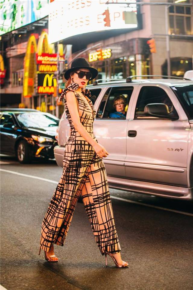 性感与文艺随意切换 盘点高晓菲时装周时尚之旅