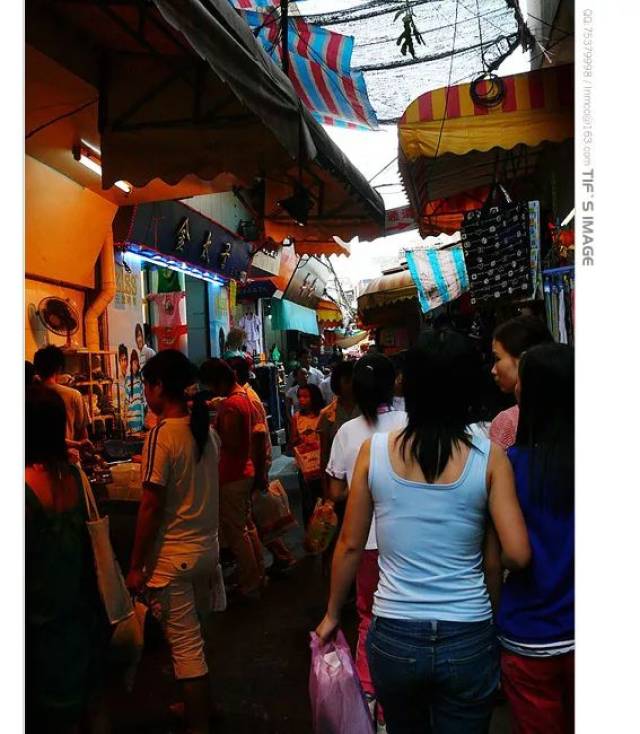 以前最开心就系放假去莞城 一到假期 总是人山人海 巡下"迈豪街(女人