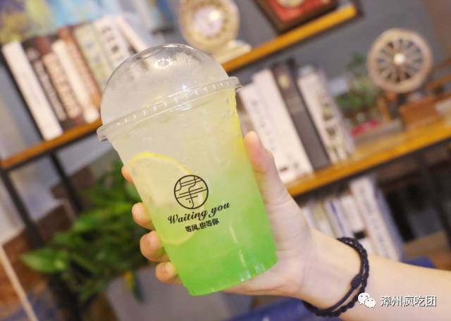 一杯满满的维生素在气泡水中翻滚 冰冰凉凉 好喝到真的要"飞起来"了!