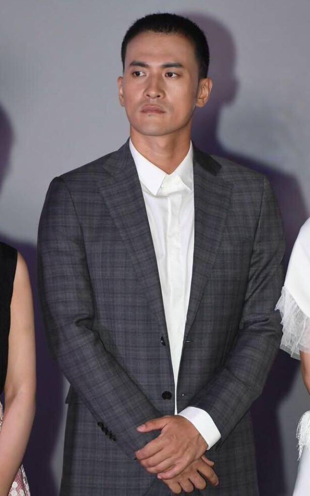 赫子铭身着一身西服亮相,但全程眉头紧锁,曾经那个爱笑的傻大个已经不