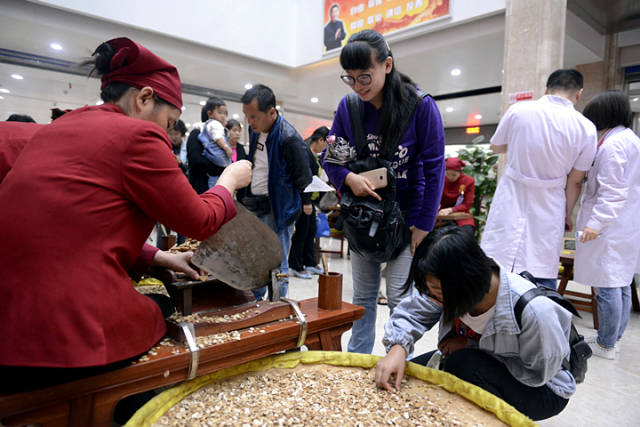 观摩道地药材炮制,切割,碾磨工艺