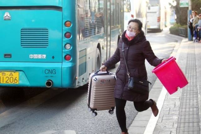 刘洪珍拿着工具箱去追公交车