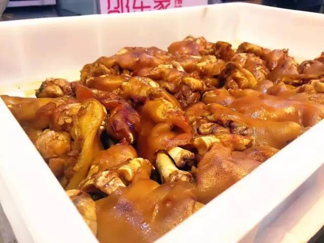 红灯笼高挂照耀着排队人群,看这阵仗就知道此家猪蹄绝非一般.