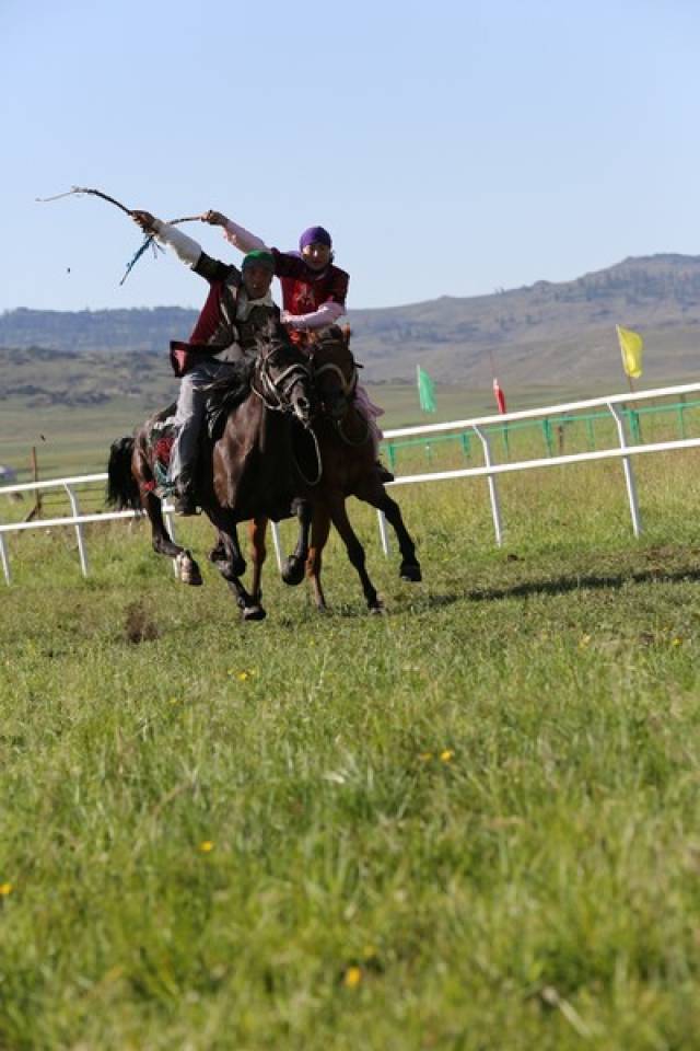 (摄于草原石人哈萨克民族文化园) 我们看到前面有人在荡秋千,兴致