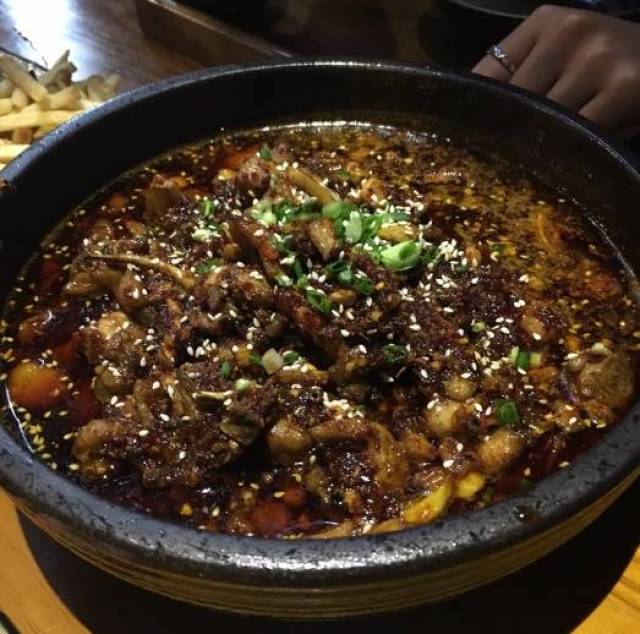 酒吧烧烤主题结合的餐厅,氛围很不错, 记好鱿鱼鸡这道佳肴,特别值得一