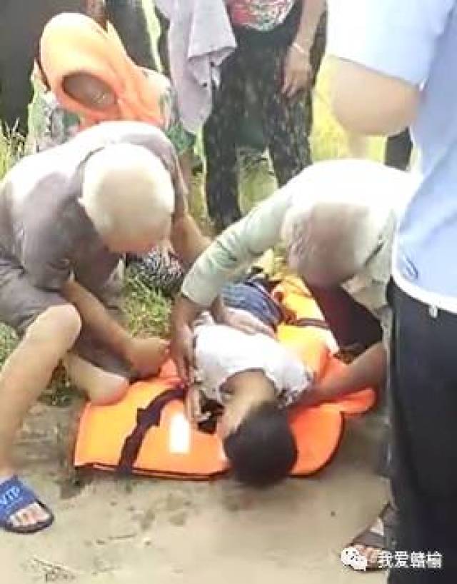 赣榆石桥一男孩湖边溺水身亡,家人哭惨了!(附视频)