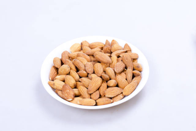 桃仁原来还有这么多养生功效,桃核再也不要丢掉了