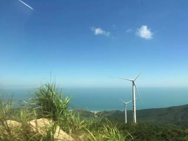 盐洲岛有美丽的风车,驴友称它为风车山,当地人叫做观音山,顾名思义,最