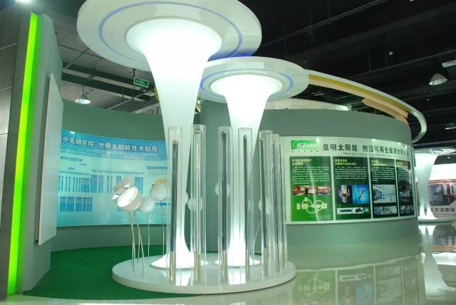 参观完太阳谷博物馆,考察团来到苏禄王墓.
