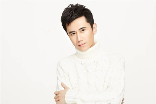 近日,演员严昆曝光了一组秋日写真.