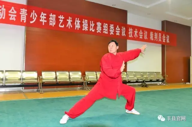 虚步亮掌动作,动作,俯身登山动作_大山谷图库