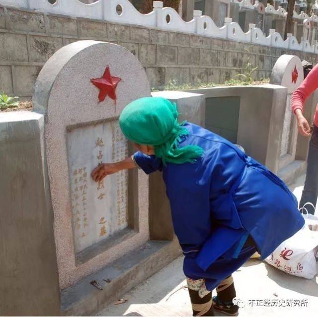 2004年,一位78岁的云南老人来到麻栗坡烈士陵园赵占英烈士的墓碑前