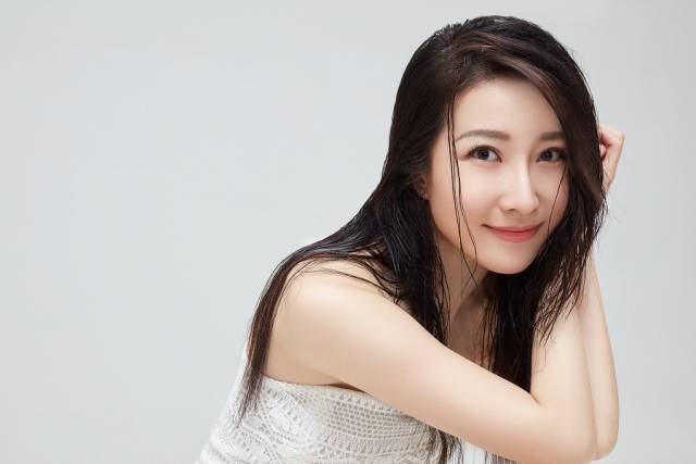 周奕彤初秋写真曝光 俏皮演绎湿发大片