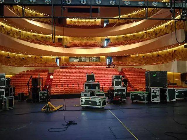 后台 揭秘 你曾坐在观众席看向舞台 但从舞台看向观众席的视角一定没